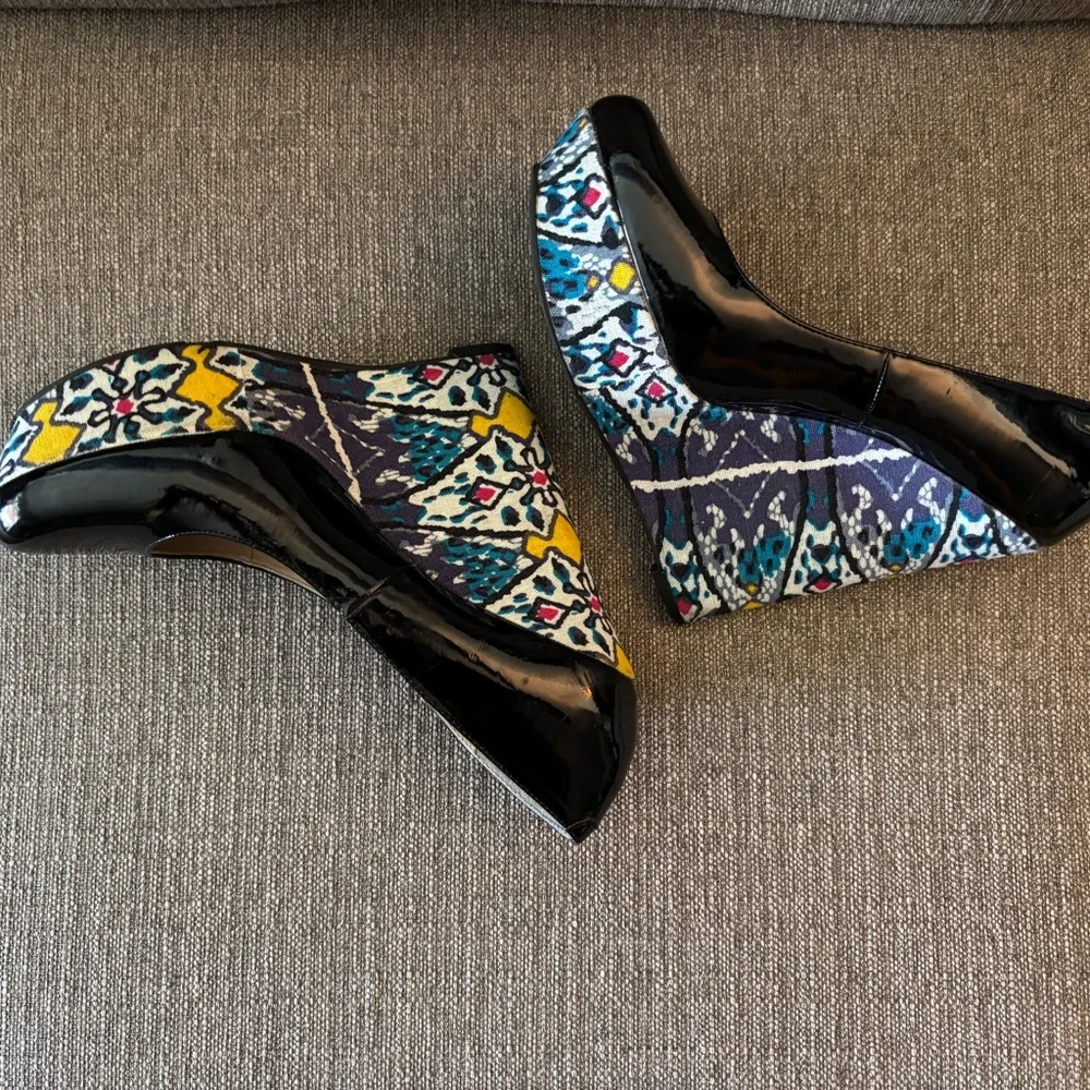 Steve Madden Black Wedges with Multicolor Pattern, Size 10 - Picture 8 of 9